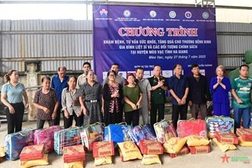Khám, tư vấn sức khỏe và tặng quà hơn 1.000 gia đình chính sách tại Hà Giang
