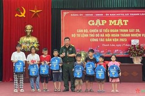 Chiến sĩ Thủ đô làm công tác dân vận trên mảnh đất Thanh Lâm (Mê Linh, Hà Nội)