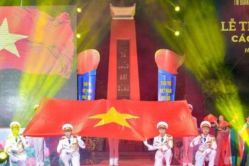 Viết tiếp bản hùng ca về dân tộc Việt Nam anh hùng