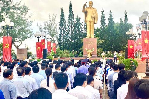 Lãnh đạo TP Cần Thơ dâng hương tại Tượng đài Bác Hồ
