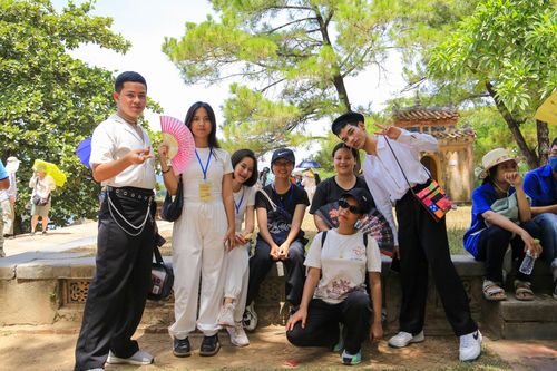 Học sinh ASEAN hào hứng khi tham quan Đại nội Huế