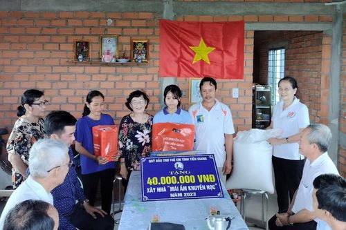 Bàn giao 2 Mái ấm khuyến học cho học sinh Tiền Giang