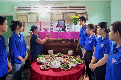 Những bữa cơm ấm áp nghĩa tình