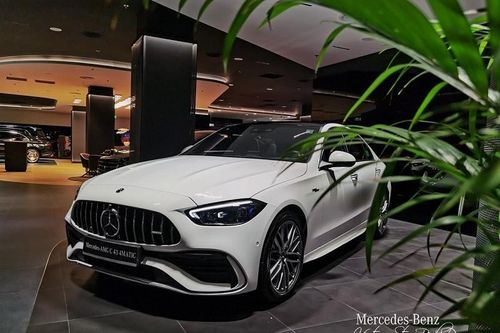 Cận cảnh Mercedes-AMG C43 4Matic tại đại lý, với giá bán 2,96 tỷ đồng