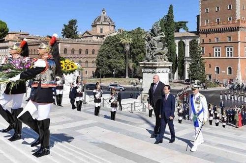 Hình ảnh Chủ tịch nước và phu nhân đặt vòng hoa tại Đài Tổ quốc Italy