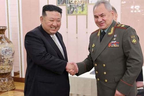 Chủ tịch Triều Tiên Kim Jong Un tiếp đón Bộ trưởng Quốc phòng Nga