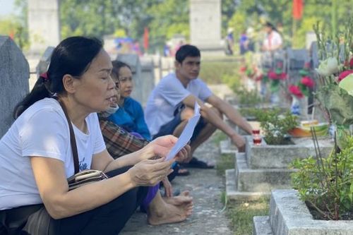 Thanh Hóa: Hàng ngàn người dân đến dâng hương tri ân các anh hùng liệt sỹ