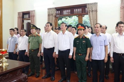 Lãnh đạo tỉnh Vĩnh Phúc dâng hương tri ân người có công với cách mạng
