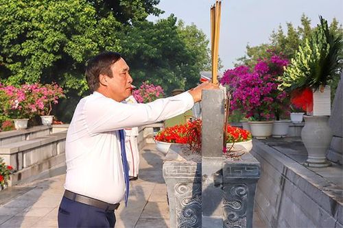 Phú Thọ: Bí thư Tỉnh ủy cùng đại biểu dâng hương tưởng niệm các Anh hùng liệt sĩ