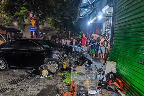 Ô tô mất lái lao vào ba người ngồi uống nước vỉa hè