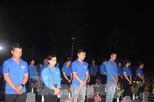 Ngọn nến thiêng lung linh trong đêm mưa đại ngàn Tây Nguyên