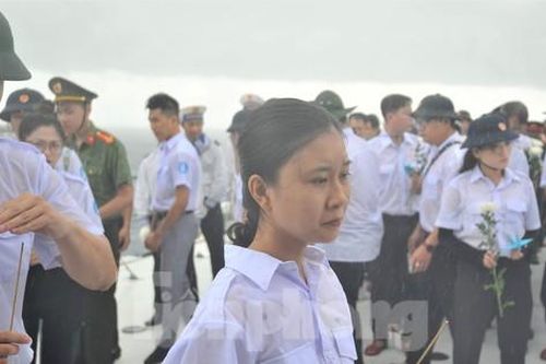 Sinh viên đứng dưới mưa tưởng niệm Anh hùng liệt sĩ trên Quần đảo Trường Sa