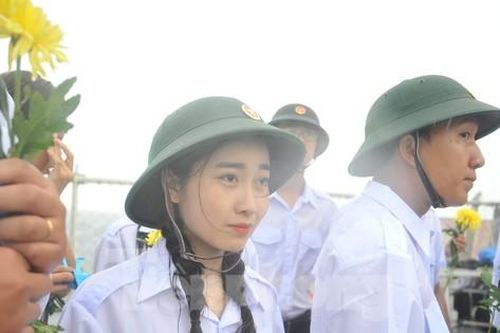 Thiêng liêng giây phút sinh viên đứng dưới mưa tưởng niệm Anh hùng liệt sĩ trên Trường Sa