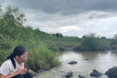 Xúc động mẹ của Liệt sĩ vào thăm nơi con trai hy sinh