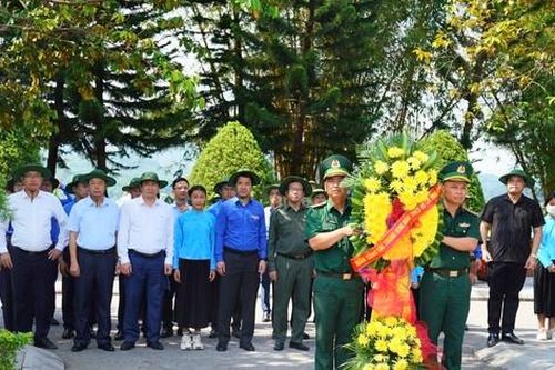 Đoàn công tác Trung ương Đoàn dâng hương tại Khu di tích lịch sử Quốc gia Pò Hèn