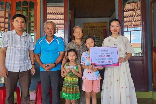 Báo VietNamNet trao hơn 70 triệu đồng cho 3 chị em mồ côi