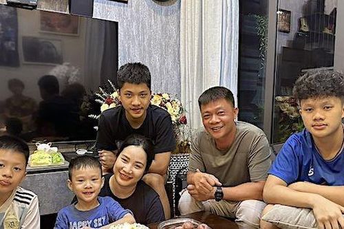 BTV Quang Minh áp kỷ luật thép với 4 con trai, không có thời gian giận vợ