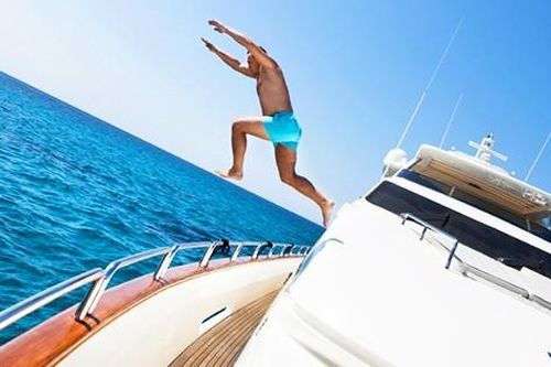 Du khách bất ngờ nhảy khỏi du thuyền biến mất đầy bí ẩn