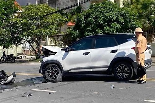 Ô tô khách 16 chỗ lật nghiêng sau khi bị húc giữa ngã tư ở Quảng Ninh