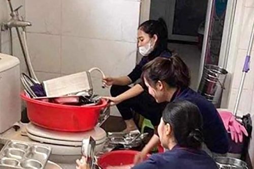 Xác minh vụ giáo viên mầm non rửa khay ăn cho trẻ cạnh bồn cầu nhà vệ sinh