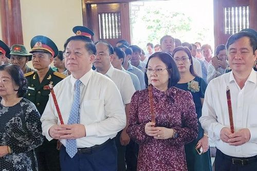 Ông Nguyễn Trọng Nghĩa dâng hương tại nghĩa trang liệt sĩ Gò Công