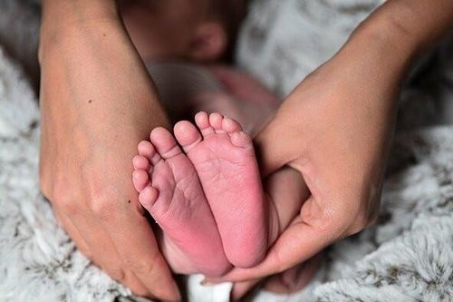 Con phải gắn liền với máy thở suốt đời vì căn bệnh di truyền nguy hiểm