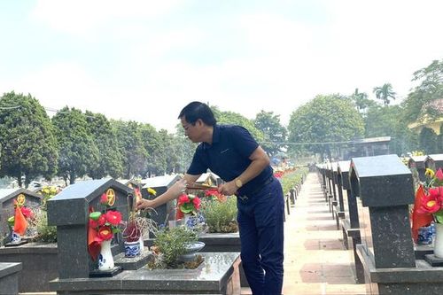 Tạp chí Gia đình Việt Nam dâng hương tưởng nhớ các anh hùng liệt sĩ