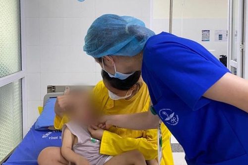 Cắn vỡ nhiệt kế, cháu bé 3 tuổi nhập viện cấp cứu