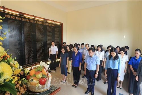 Đoàn đại biểu TTXVN dâng hương tưởng nhớ các nhà báo - liệt sĩ