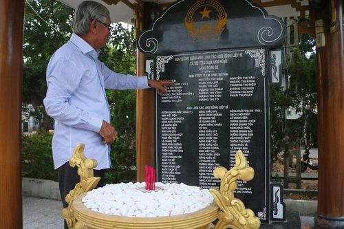 Ở ngôi làng làm giỗ chung cho các liệt sĩ, mẹ Việt Nam anh hùng