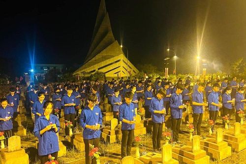 Thắp sáng hàng chục nghìn ngọn nến tri ân các anh hùng liệt sĩ