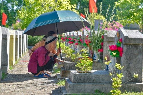 Xúc động hình ảnh cụ bà 100 tuổi tới viếng mộ con gái hy sinh 50 năm