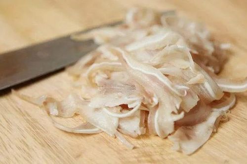 Thêm thứ này vào nồi, tai heo luộc trắng giòn sần sật, không hôi không thâm xỉn