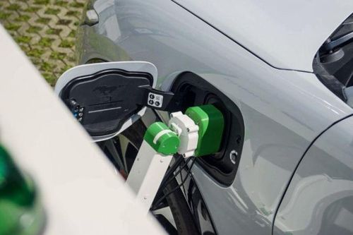 Hãng xe Ford phát triển robot sạc xe điện cho người lái xe khuyết tật