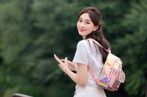 Kể chuyện mượn túi của con gái để chụp hình, Đặng Thu Thảo được khen trẻ như 18 tuổi