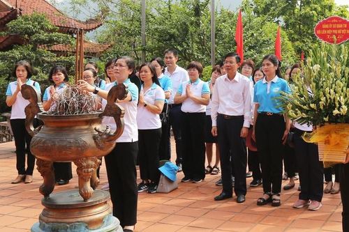 Hội LHPN Việt Nam dâng hương tại Nhà tưởng niệm Bác Hồ và Di tích Đoàn phụ nữ cứu quốc