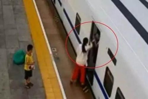 Hành động 'khôn vặt' của người mẹ gây tranh cãi, như này là đang hại con