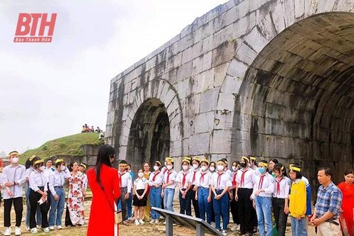 Xây dựng khu du lịch số Thành Nhà Hồ