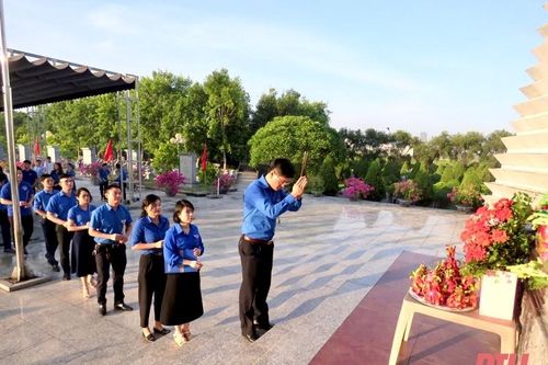 Đoàn Khối Cơ quan và Doanh nghiệp tỉnh dâng hương tưởng niệm các Anh hùng liệt sĩ