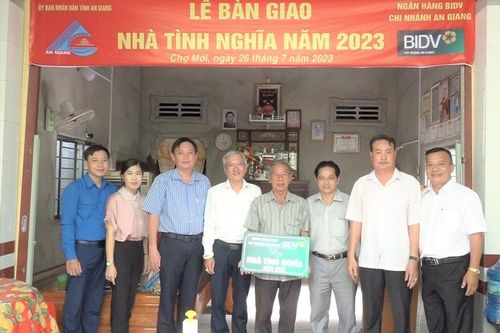 Trao 2 căn nhà Tình nghĩa cho người có công ở Chợ Mới