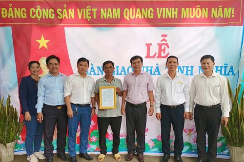 Trao nhà Tình nghĩa cho 2 gia đình chính sách ở Châu Phú