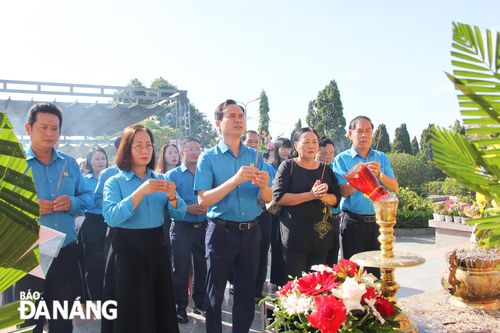 Lãnh đạo Liên đoàn Lao động thành phố dâng hương tưởng niệm các anh hùng liệt sĩ