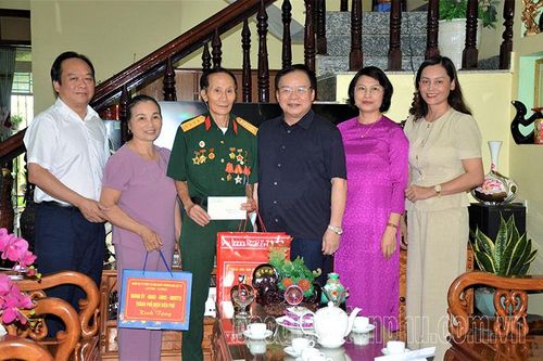 Phó Bí thư Thường trực Tỉnh ủy Mùa A Sơn thăm hỏi, tặng quà gia đình chính sách