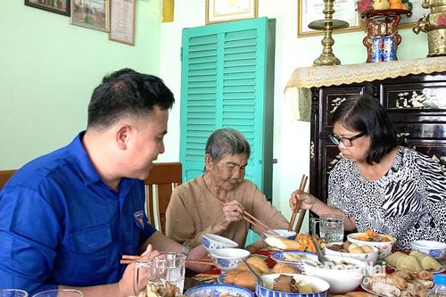 Bữa cơm ý nghĩa với mẹ Việt Nam anh hùng