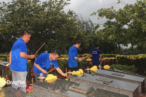 Đoàn Thanh niên thắp nến tri ân tại nghĩa trang, đài tưởng niệm, các công trình ghi công liệt sĩ