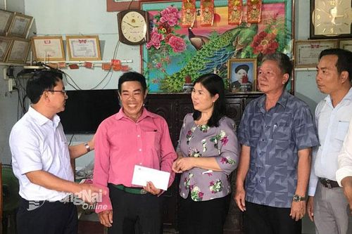 Thăm, tặng quà các gia đình có công với cách mạng trong đồng bào tôn giáo, dân tộc thiểu số
