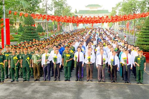 Dâng hương, viếng Nghĩa trang liệt sĩ tỉnh nhân dịp 27-7