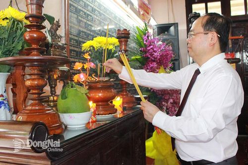 Phó bí thư Tỉnh ủy Quản Minh Cường viếng nghĩa trang, đền thờ liệt sỹ