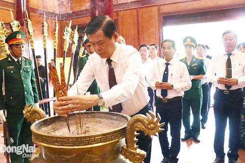 Bí thư Tỉnh ủy Nguyễn Hồng Lĩnh dâng hương tại các đền thờ liệt sĩ trong tỉnh