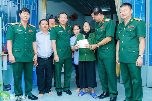 Trung tướng Nguyễn Trường Thắng thăm, tặng quà mẹ Việt Nam anh hùng và viếng liệt sĩ tại Đồng Nai